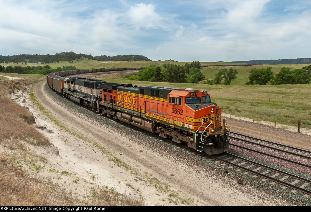 BNSF 5652 GE AC4400W, and BNSF 9777 EMD SD70MAC with a westbound empty hopper train descending Crawford Hill